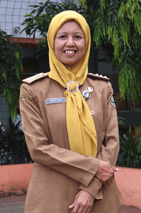Ibu Khomsatun Rokhyati, M.Pd. - Kepala SMAN 15 Bekasi